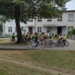Wakacje z biblioteką - akcja dla dzieci - zaparkowane rowery a w tle uczestnicy