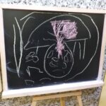 Spotkania dzieci z biblioteką - czarna tablica z namalowanym przez dzieci kredą obrazem jesieni