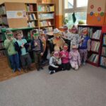 Grupowe zdjęcie dzieci w bibliotece
