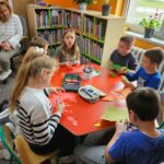Dzieci wycinają liście wydrukowane na kolorowych kartkach