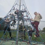 Zabawa dzieci na placu zabaw