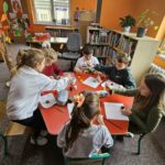 Wykonywanie pracy plastycznej - jesiennego drzewka