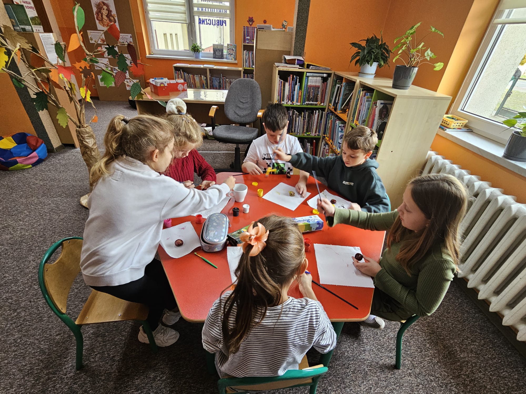 Wykonywanie pracy plastycznej - jesiennego drzewka