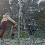 Zabawa dzieci na placu zabaw