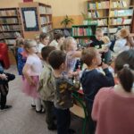 Pani trzyma w ręce pluszowego pieska a dzieci odpowiadają na zadane pytania