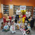 Dzień Pluszowego Misia w bibliotece - zdjęcie grupowe Kubusia Puchatka z uczestnikami spotkania