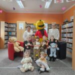 Dzień Pluszowego Misia w bibliotece - zdjęcie grupowe Kubusia Puchatka z uczestnikami spotkania