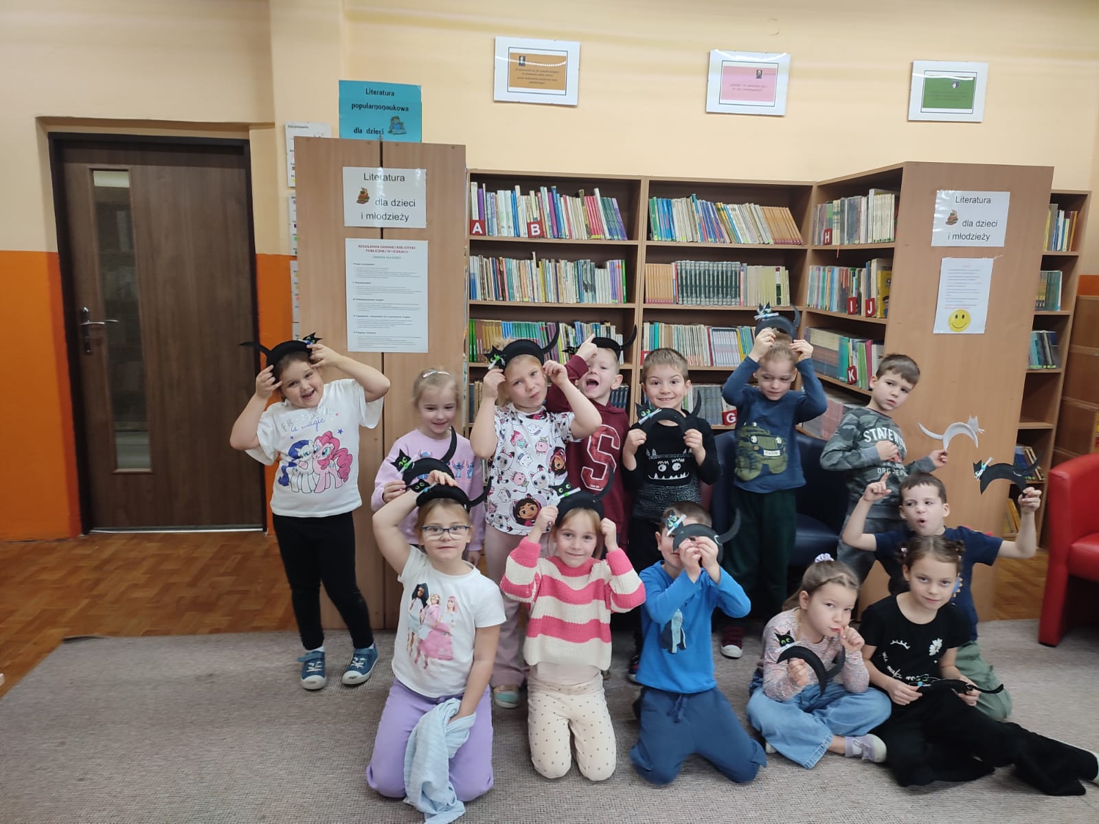 Zdjęcie grupowe dzieci uczestniczących w zajęciach