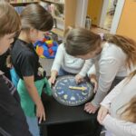 Zabawy i wróżby andrzejkowe w Bibliotece