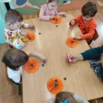 Dzieci wykonują pracę plastyczną