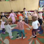 Dzieci bawią się "w kółku"