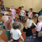 Dzieci bawią się "w kółku"