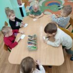 Uczestnicy spotkania w trakcie wykonywania pracy plastycznej