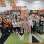 Zdjęcie grupowe dzieci z wykonanymi przez nie pracami plastycznymi
