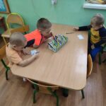 Uczestnicy spotkania w trakcie wykonywania pracy plastycznej