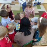 Dzieci z uwagą słuchają czytnej bajki przez Panią