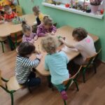 Uczestnicy spotkania w trakcie wykonywania pracy plastycznej