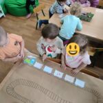 Uczestnicy spotkania w trakcie wykonywania pracy plastycznej