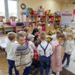 Dzieci z uwagą słuchają czytnej bajki przez Panią