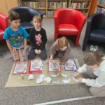 Dzieci wykonują pracę plastyczną