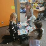 Dzieci wykonują pracę plastyczną