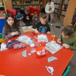 Dzieci wykonują pracę plastyczną