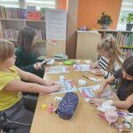 Dzieci wykonują pracę plastyczną