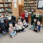 Zdjęcie zbiorowe dzieci - uczestników spotkania - prezentujących wykonane przez siebie prace