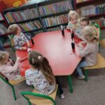 Dzieci wykonują pracę plastyczną