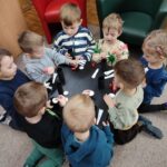 Dzieci wykonują pracę plastyczną