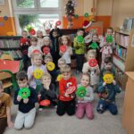 Zdjęcie grupowe uczestników zajęć prezentujących wykonane prace - papierowe guziki