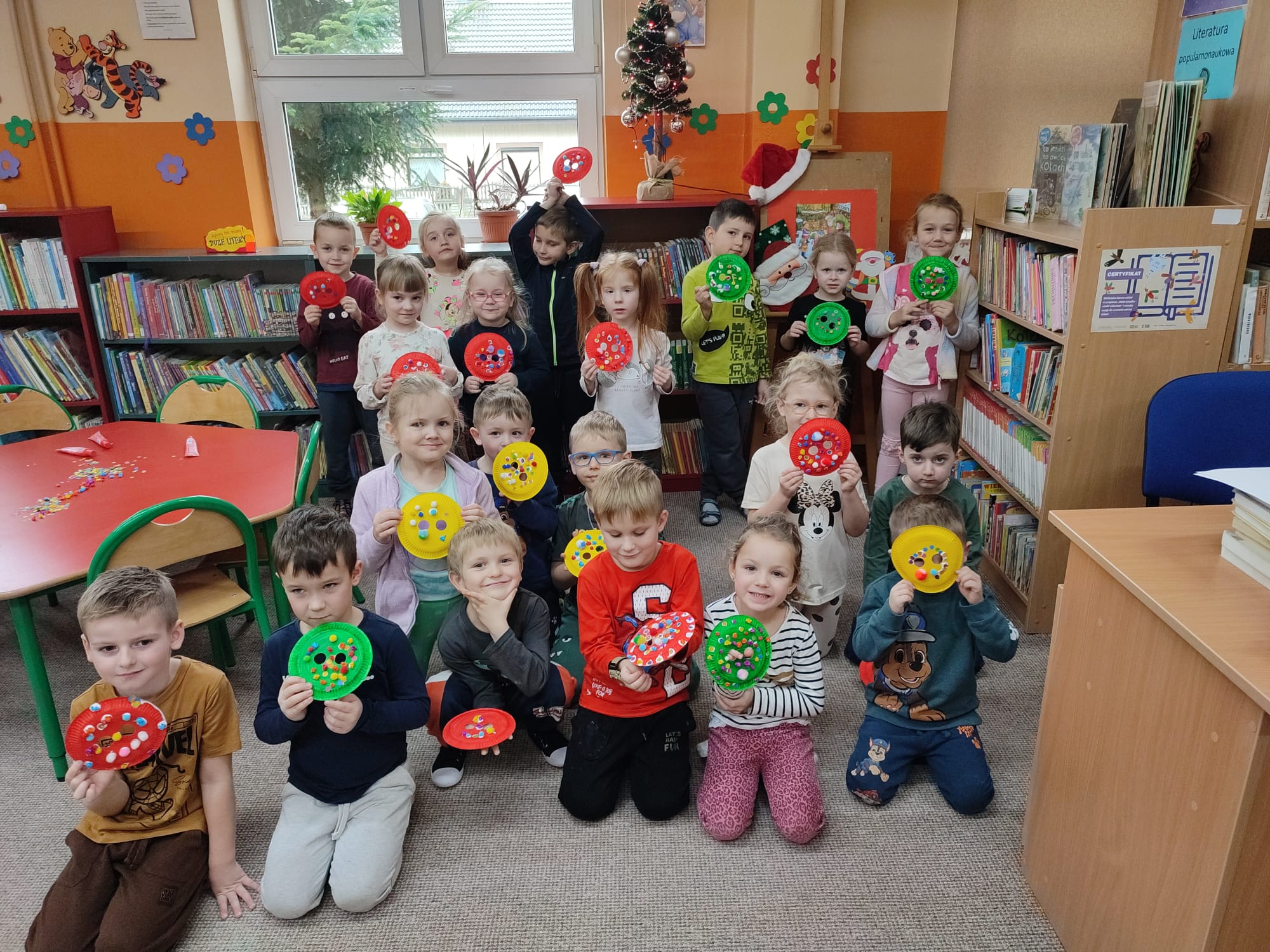 Zdjęcie grupowe uczestników zajęć prezentujących wykonane prace - papierowe guziki