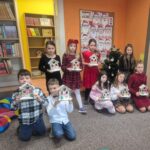 Zdjęcie zbiorowe uczestników zajęć prezentujących wykonane przez siebie prace