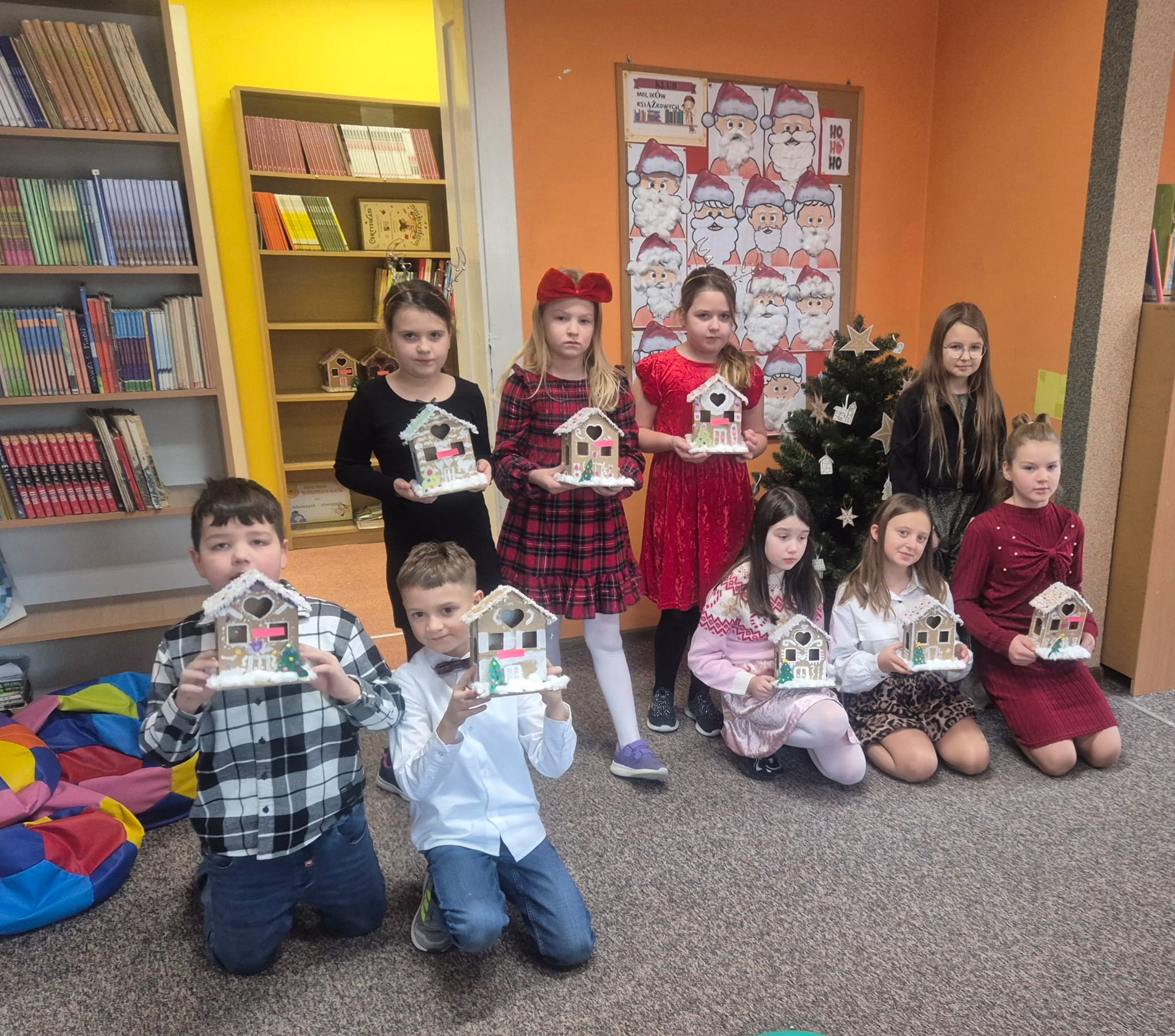 Zdjęcie zbiorowe uczestników zajęć prezentujących wykonane przez siebie prace