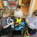 Uczestnicy spotkania wykonują prace plastyczne dla Babć i dziadków