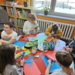 Uczestnicy spotkania wykonują prace plastyczne dla Babć i dziadków