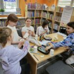 Uczestnicy zajęć podczas wykonywania prac plastycznych