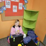 Uczestnicy zajęć prezentujący swoje prace