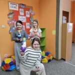 Uczestnicy zajęć prezentujący swoje prace