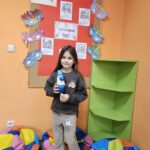 Uczestnicy zajęć prezentujący swoje prace