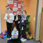 Uczestnicy zajęć prezentujący swoje prace