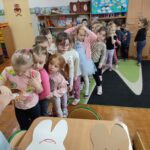 Dzieci przyklejają do papierowych zebów dobre i złe produkty dla naszych ząbków - dobre na biały ząbek a złe na brązowy