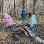 Grupa dzieci na wycieczce do lasu podczas spotkania z Panem Czesławem Tyrolem