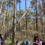 Grupa dzieci na wycieczce do lasu podczas spotkania z Panem Czesławem Tyrolem