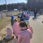 Grupa dzieci na wycieczce do lasu