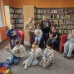 Uczestnicy zajęć prezentujący swoje prace