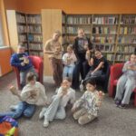 Uczestnicy zajęć prezentujący swoje prace