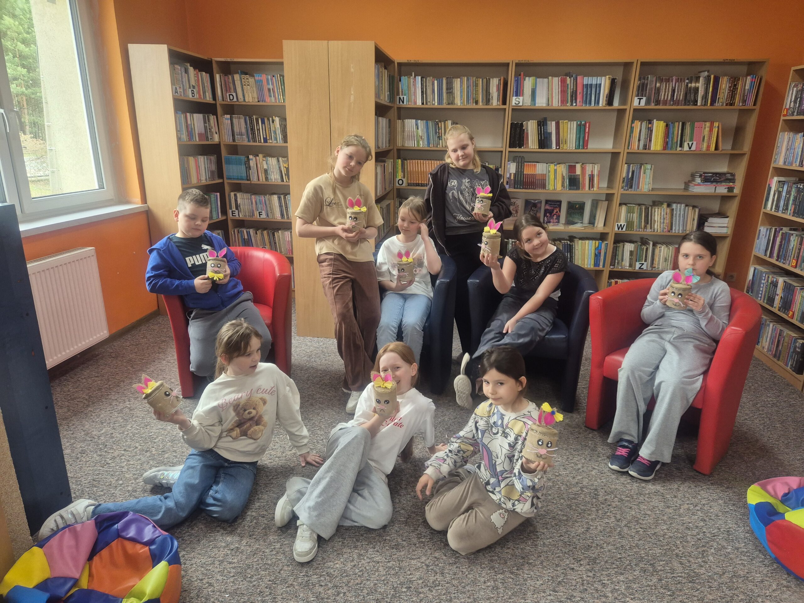 Uczestnicy zajęć prezentujący swoje prace