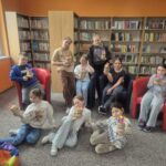 Uczestnicy zajęć prezentujący swoje prace