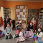 Dzieci z uwagą słuchają czytanego opowiadania